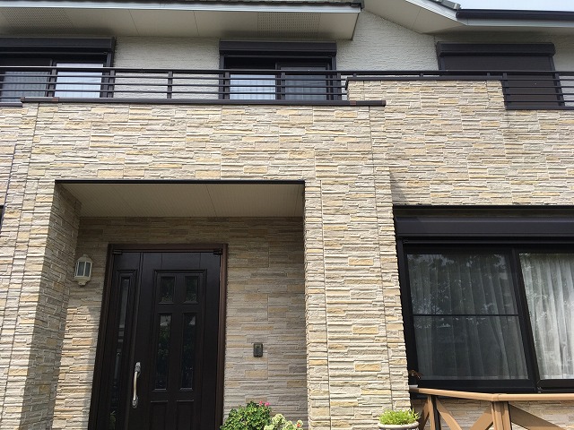 大垣市での外壁点検で石材調の意匠サイディングに苔やカビ、ベランダ床の防水も確認